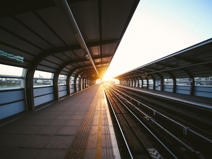 Andén de estación al amanecer