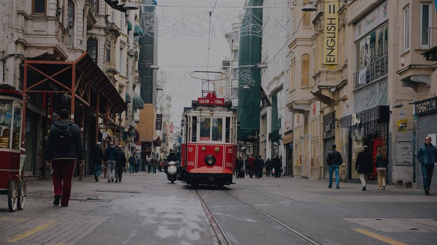 Persona caminando de espaldas por una calle transitada